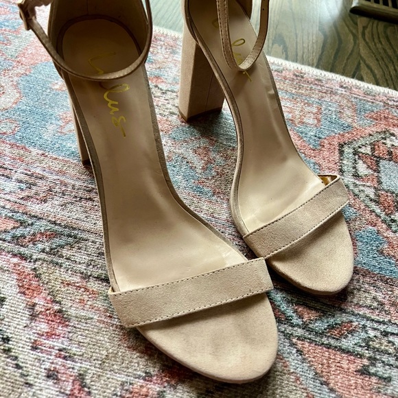 Lulu’s Nude 4” Heels - Picture 2 of 5